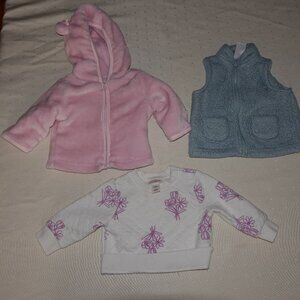 LOT OF (3) INFANT GIRL OUTERWEAR AND SHIRT SIZE 0-3 MONTHES: CARTERS, BUNDLES